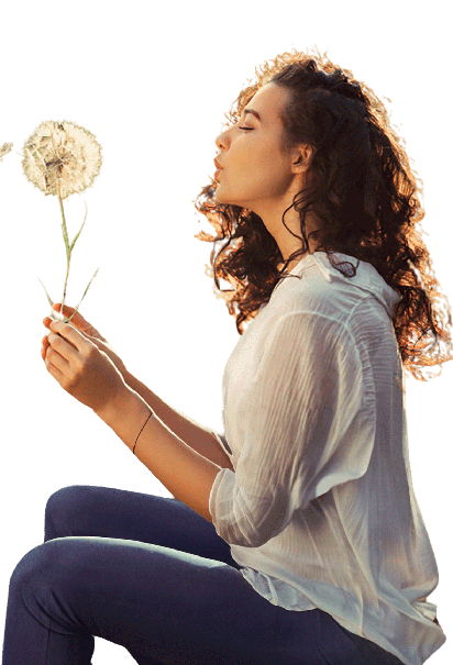 Mulher segurando um dente-de-leão